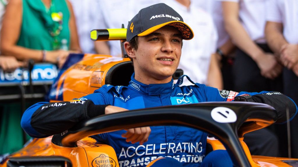 Lando Norris, subido en su McLaren.