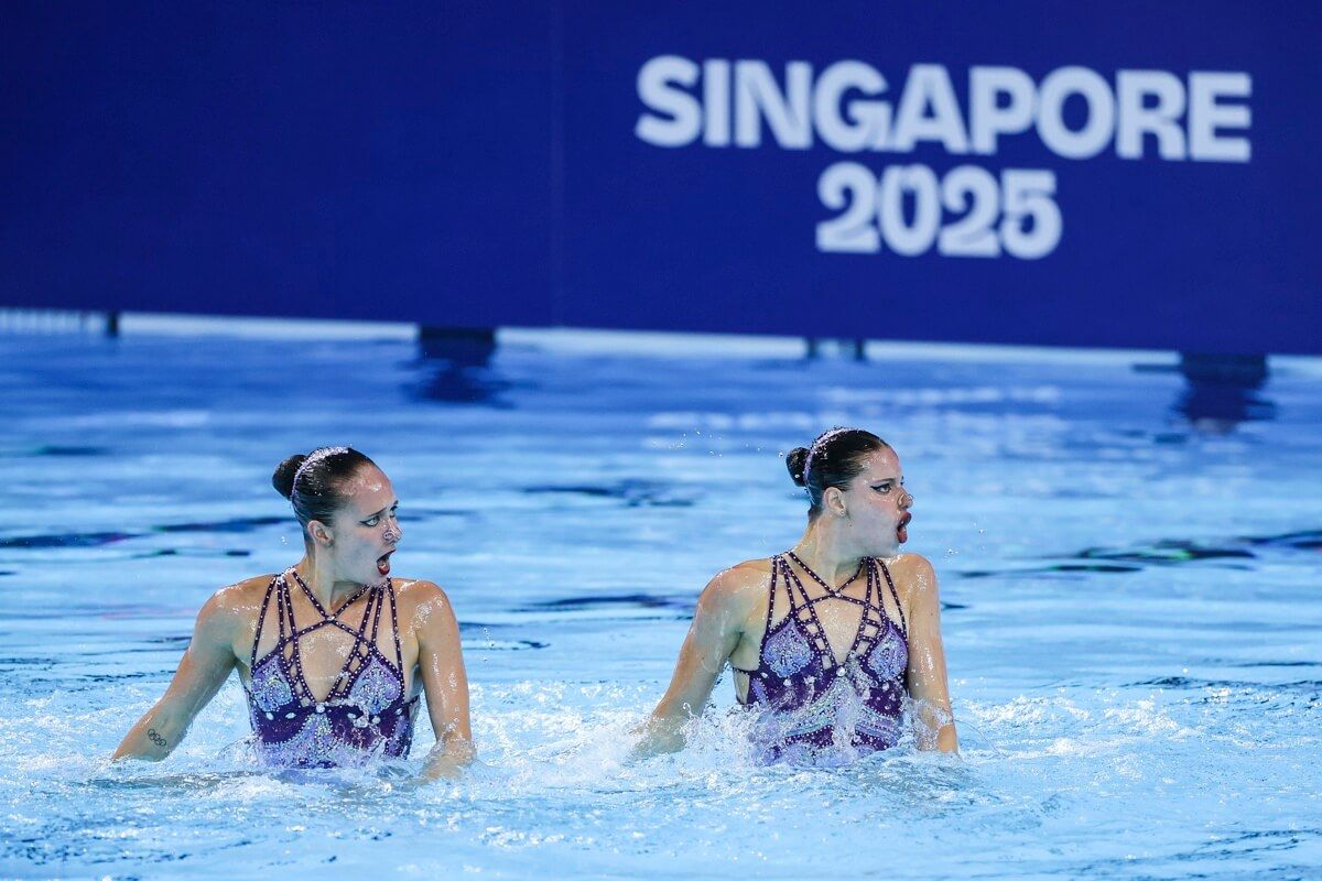  Lilou Lluis e Iris Tió, durante la rutina que les valió el oro mundial.