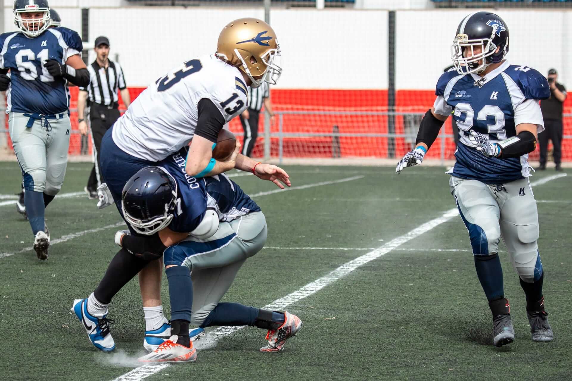 Un defensor hace un 'tackle' o placaje en un partido de los Corsairs.