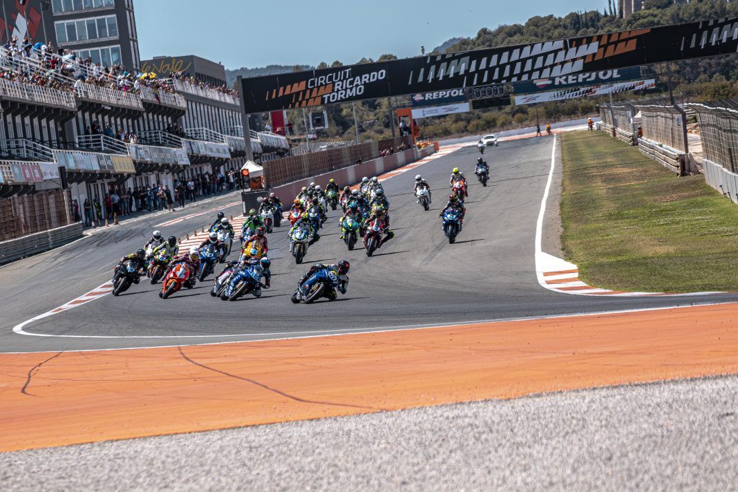 Primera curva de la carrera en Cheste de la Copa de España Superbikes