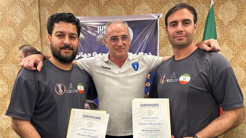 Rafa Guijosa, con otros dos entrenadores en Irán (Instagram)