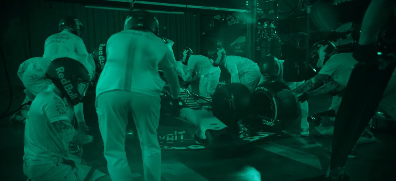  El equipo Red Bull, practicando las paradas en boxes.
