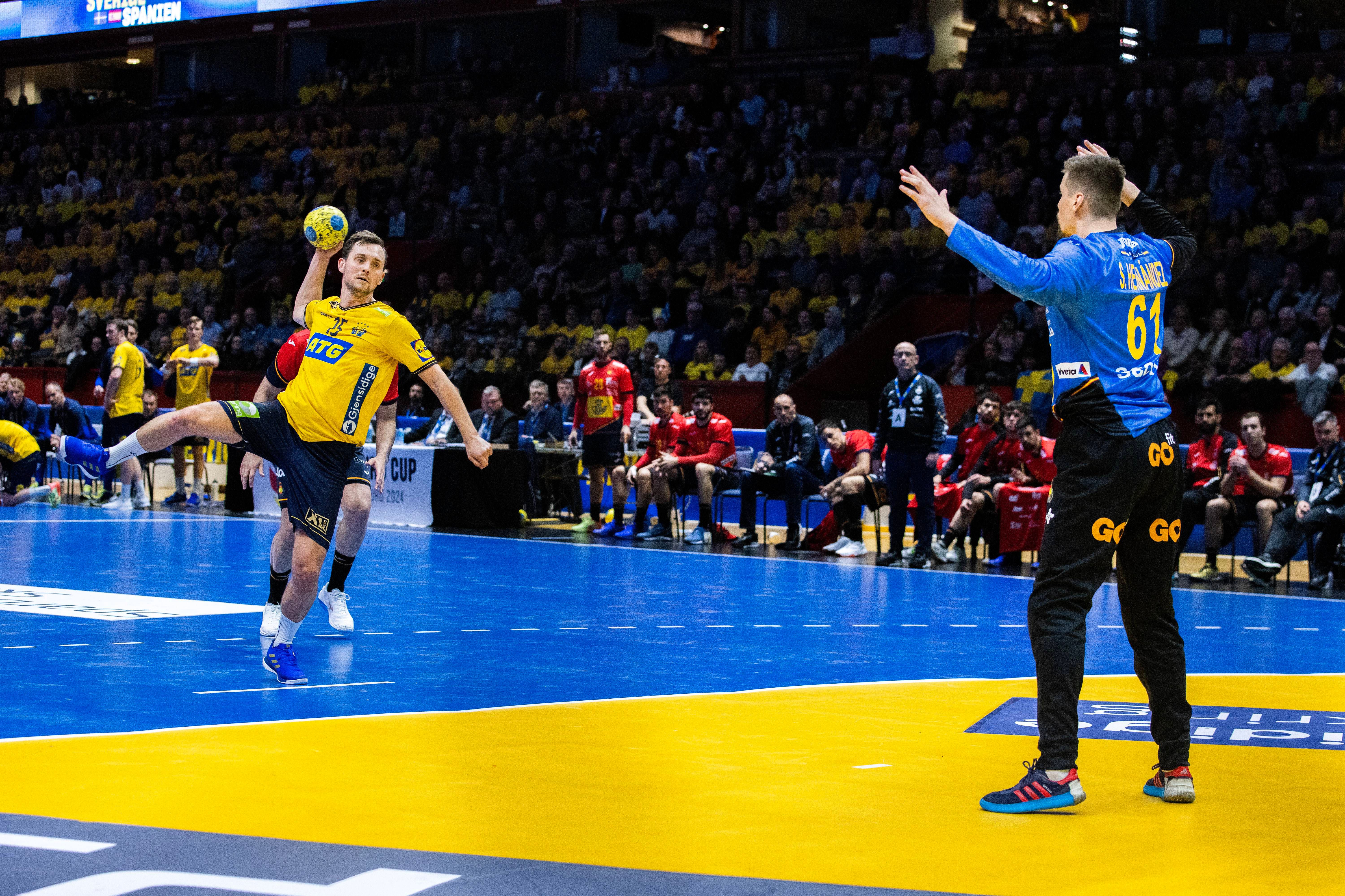  Sergey Hernández dispuesto a parar un penalti durante el partido.