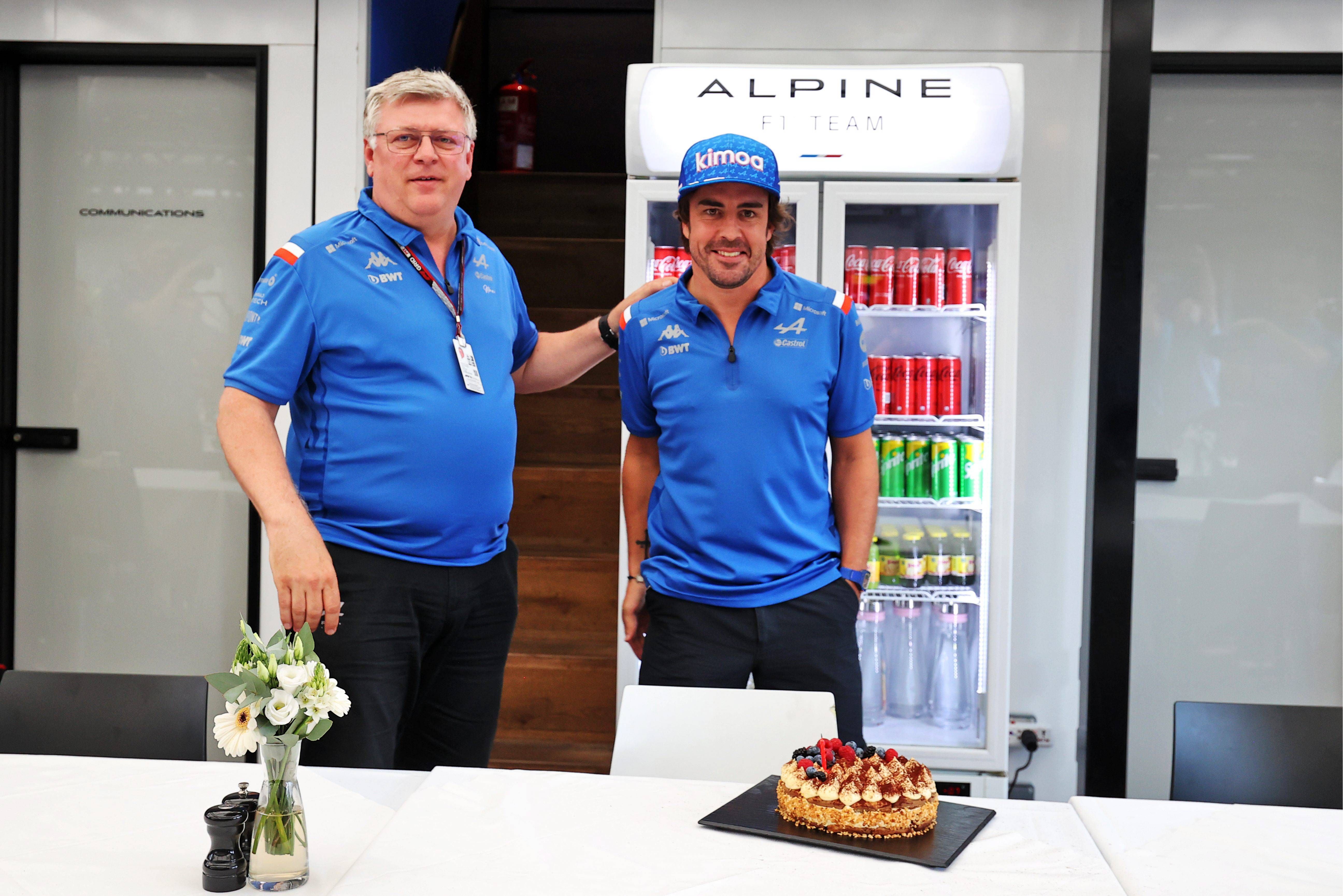  Szafnauer felicita a Fernando Alonso por su cumpleaños (Cordon Press)