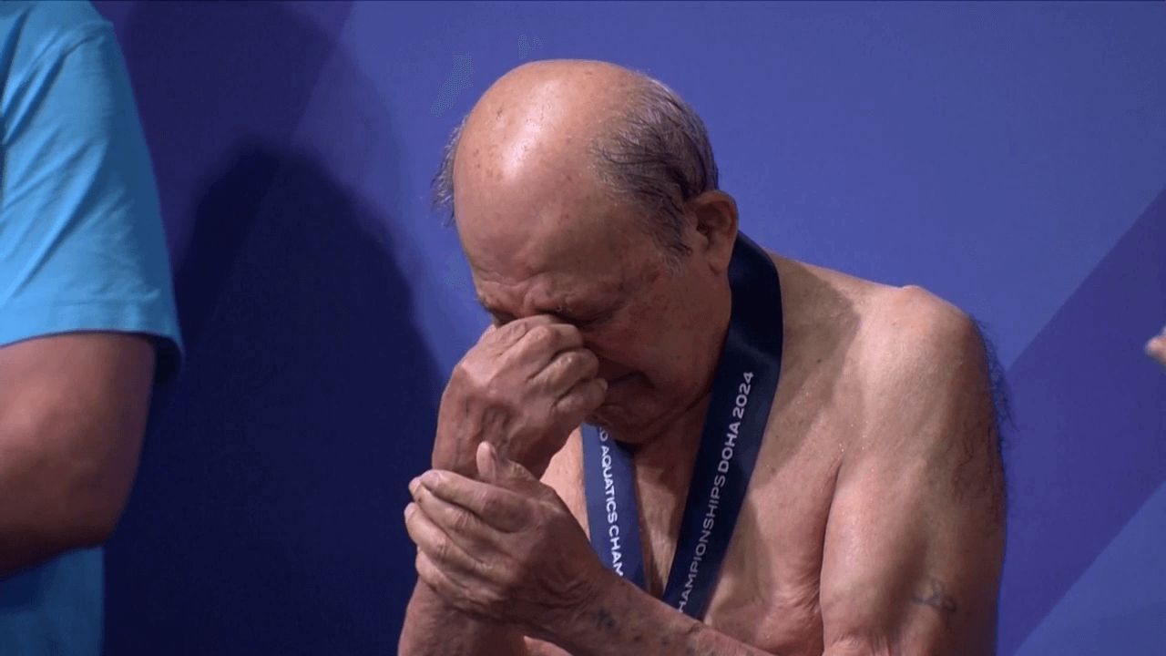  Taghi Asgari, emlcionado durante su homenaje