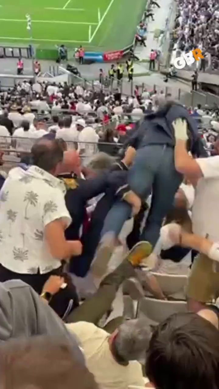 Un aficionado inglés sale volando por las gradas.