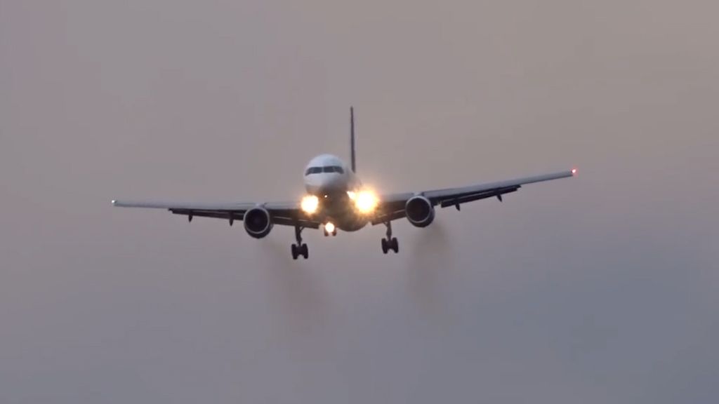  Un avión antes de aterrizar.