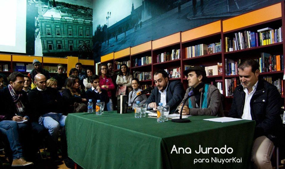 Fede Quintero, presentando en Sevilla el primer libro de Juan Carlos Aragón.