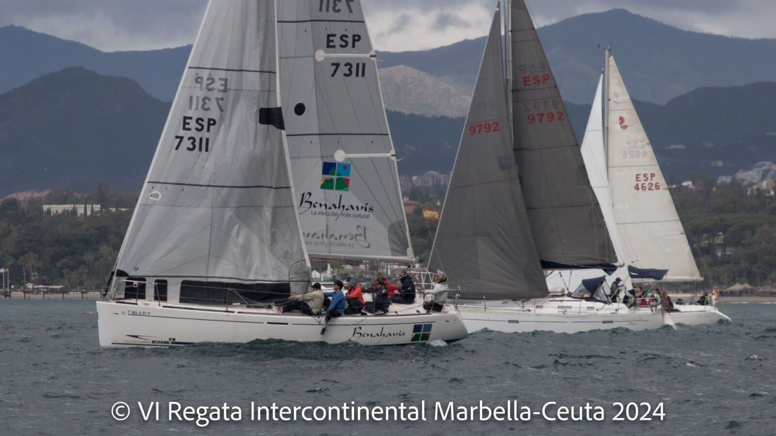  Embarcaciones con falta de viento permanecen en aguas de Marbella.