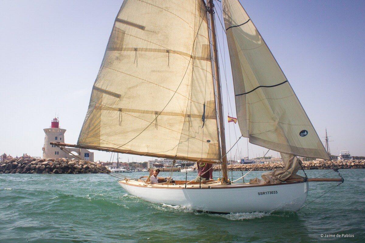  Una de las embarcaciones surca las aguas de El Puerto de Santa María.