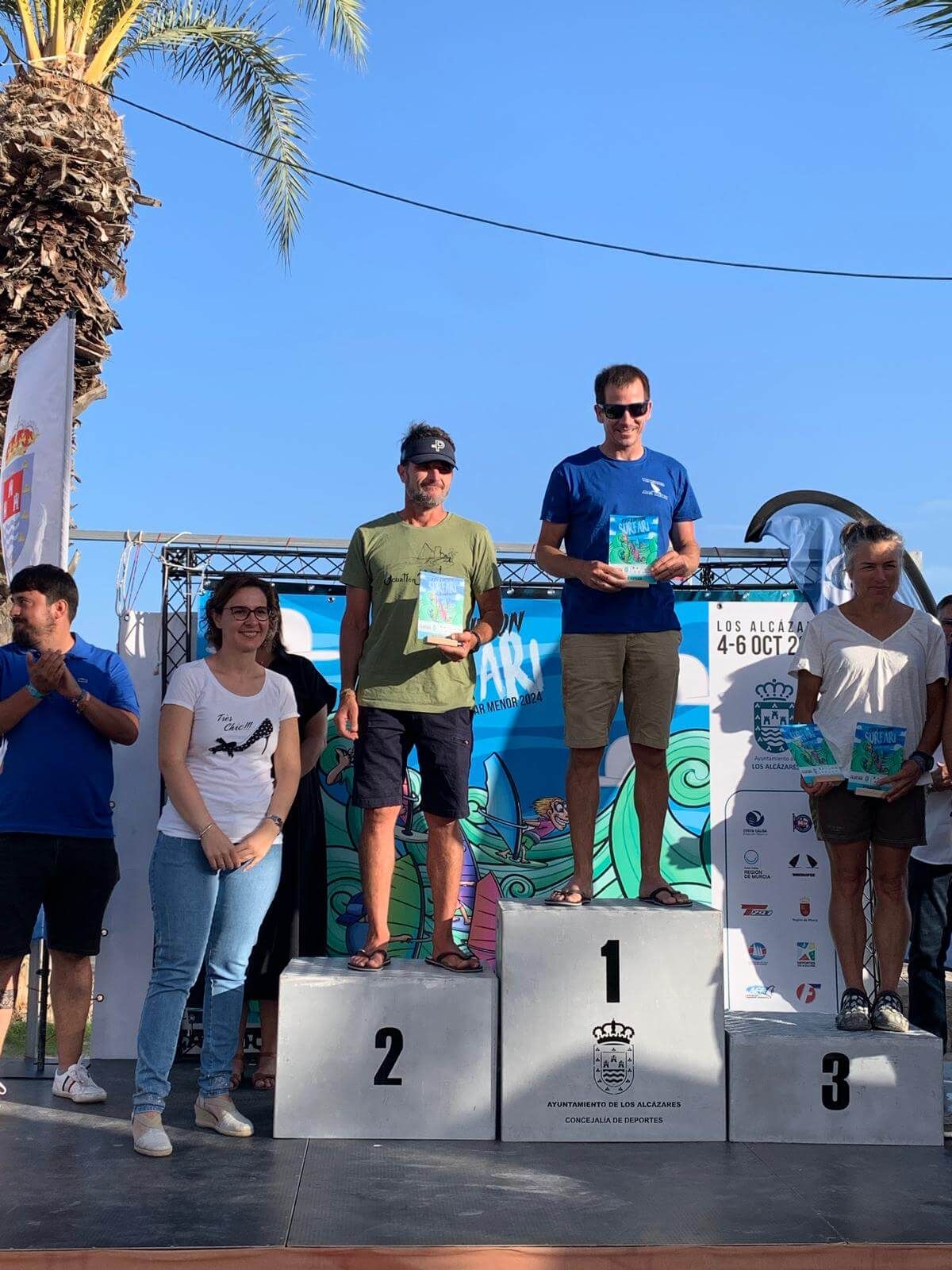  Los vencedores de la Surfari Mar Menor posan en el podio.