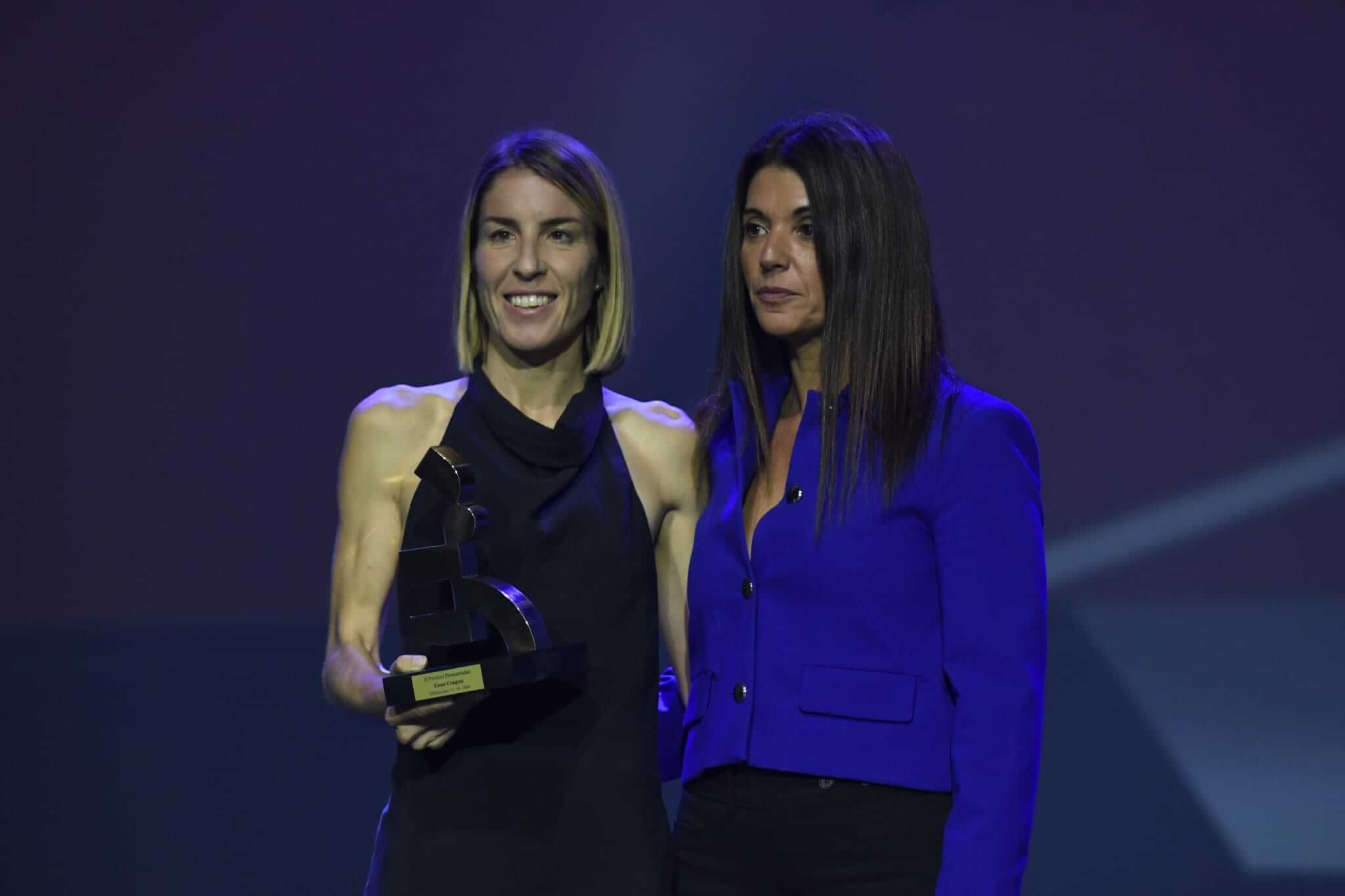 Elena Congost, con su medalla en la II Gala Desmarcadas.