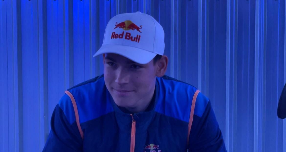 Edgar Canet observa mientras atiende a ElDesmarque