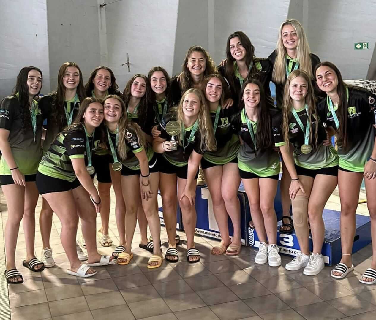 Las chicas del WP Málaga, con la copa de campeonas.