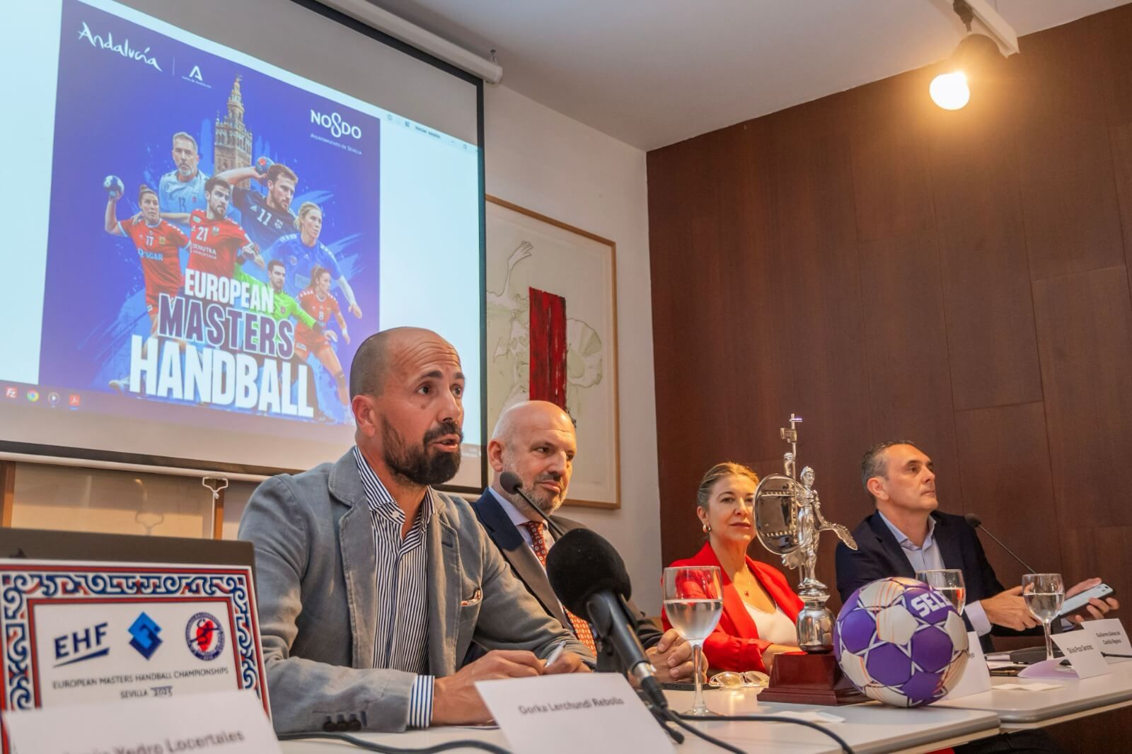 Lerchundi toma la palabra en la presentación del Campeonato de Europa de Balonmano Máster de Sevilla.