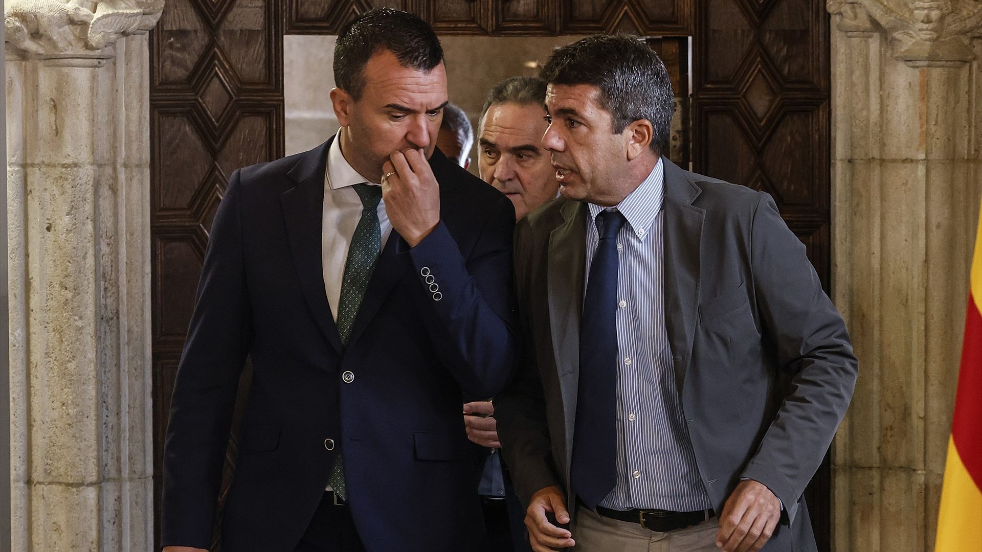 El president de la Generalitat Valenciana, Carlos Mazón, y el presidente de la Diputación de Valencia, Vicent Mompó, presiden la firma del convenio entre la Generalitat, la Diputación de Valencia y la Federación Valenciana de Municipios y Provincias (FVMP)