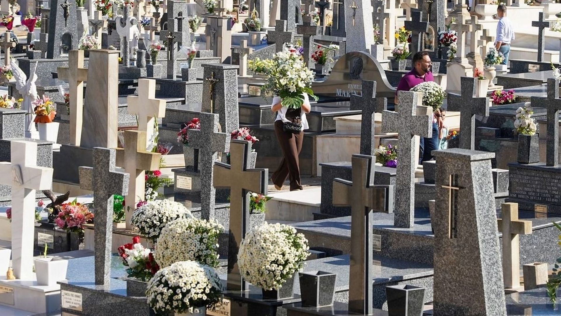 Funerales y cementerios con IA, nuevas formas de negocio: desde códigos QR hasta condolencias en 'streaming'