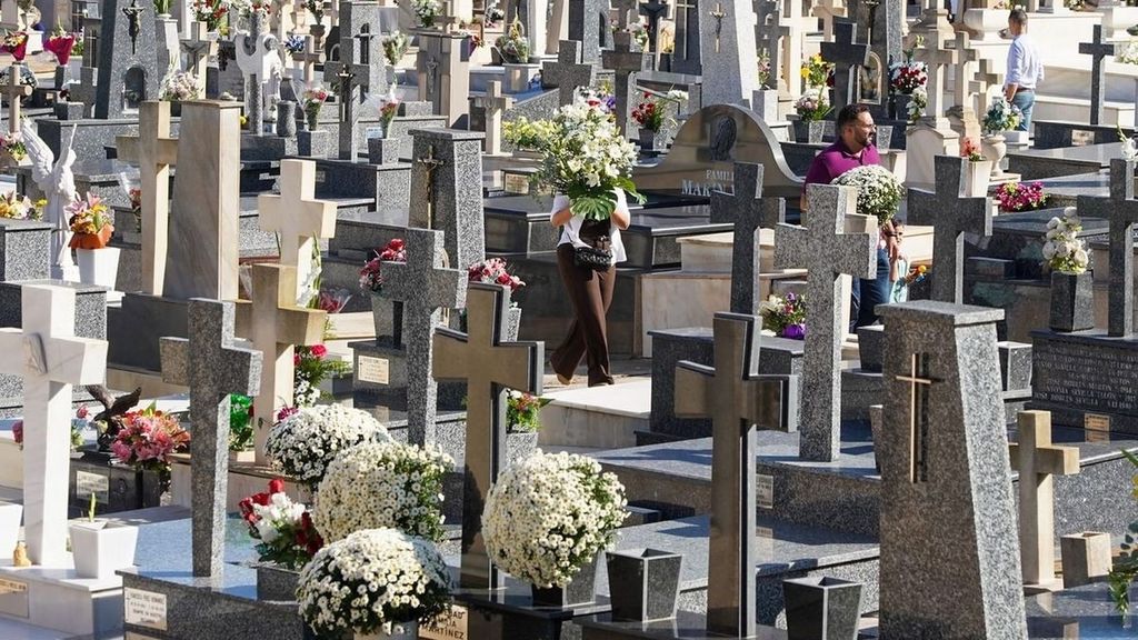 Funerales y cementerios con IA, nuevas formas de negocio: desde códigos QR hasta condolencias en 'streaming'