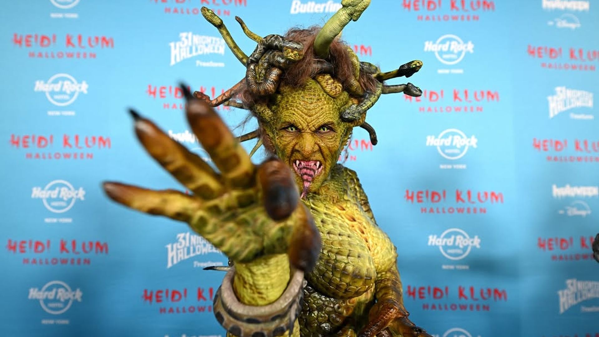 Heidi Klum posa para los medios durante la fiesta de Halloween disfrazada de medusa