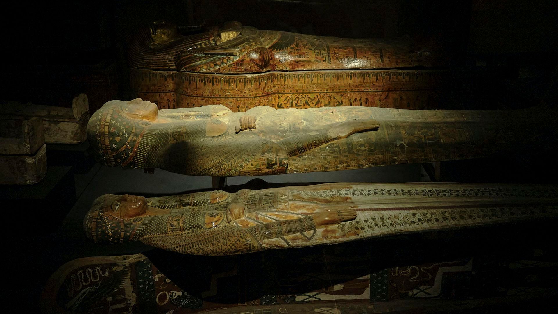 Imagen de una de las salas del Museo de Antigüedades Egipcias de El Cairo, que alberga aún colecciones dedicadas a la civilización faraónica, con estatuas, sarcófagos y objetos funerarios de distintas dinastías.