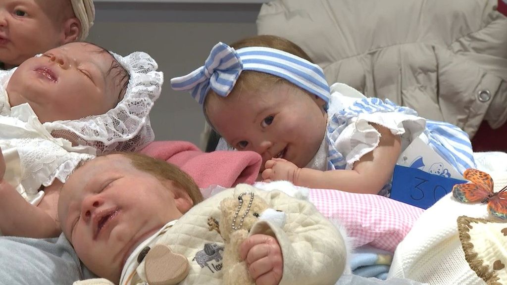 Los bebés reborn, muñecos hiperrealistas cuyo coste puede superar los 1.000 euros