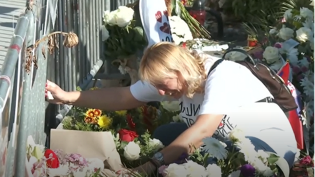 Miles de personas protestan en Novi Sad, Serbia, un año después de que una marquesina matase a 16 personas