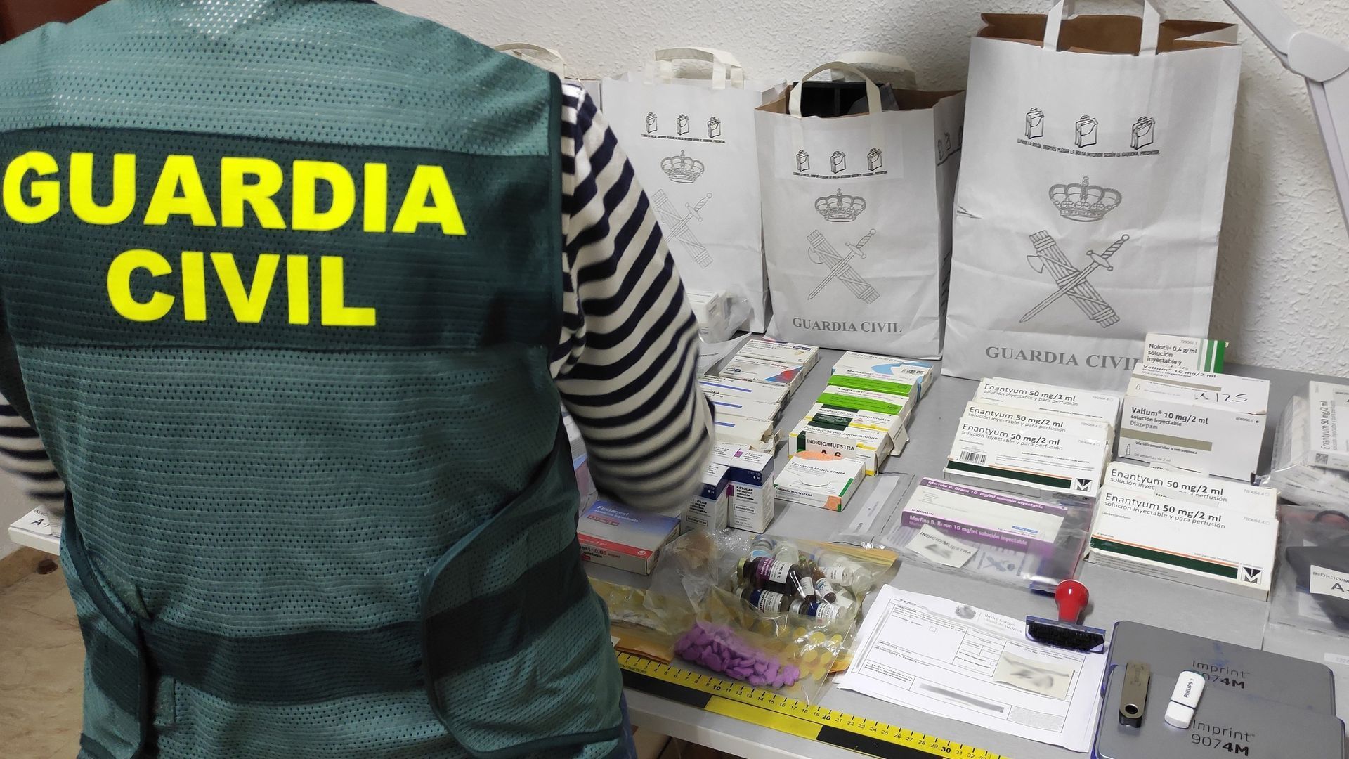 Un agente de la Guardia Civil con medicamentos incautados dentro de la operación 'Grecofar'.