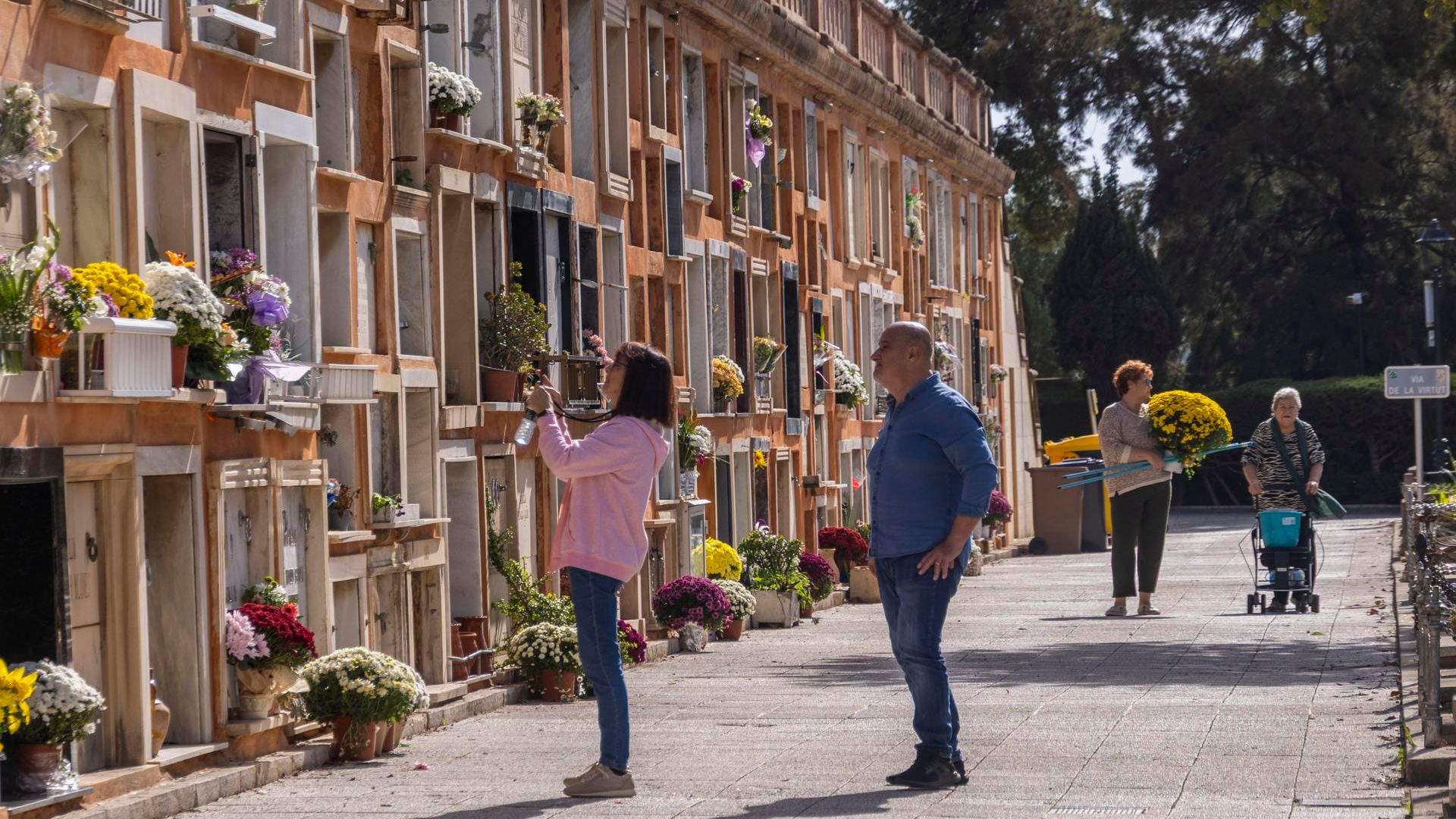 Varias personas en el cementerio de Palma a vísperas de la festividad de Todos Los Santos