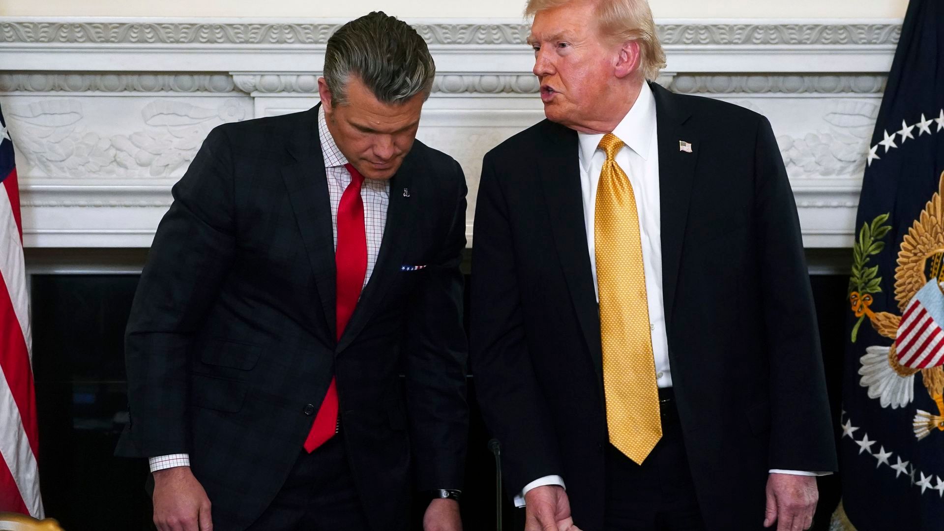El secretario de Defensa estadounidense, Pete Hegseth, y el presidente Donald Trump