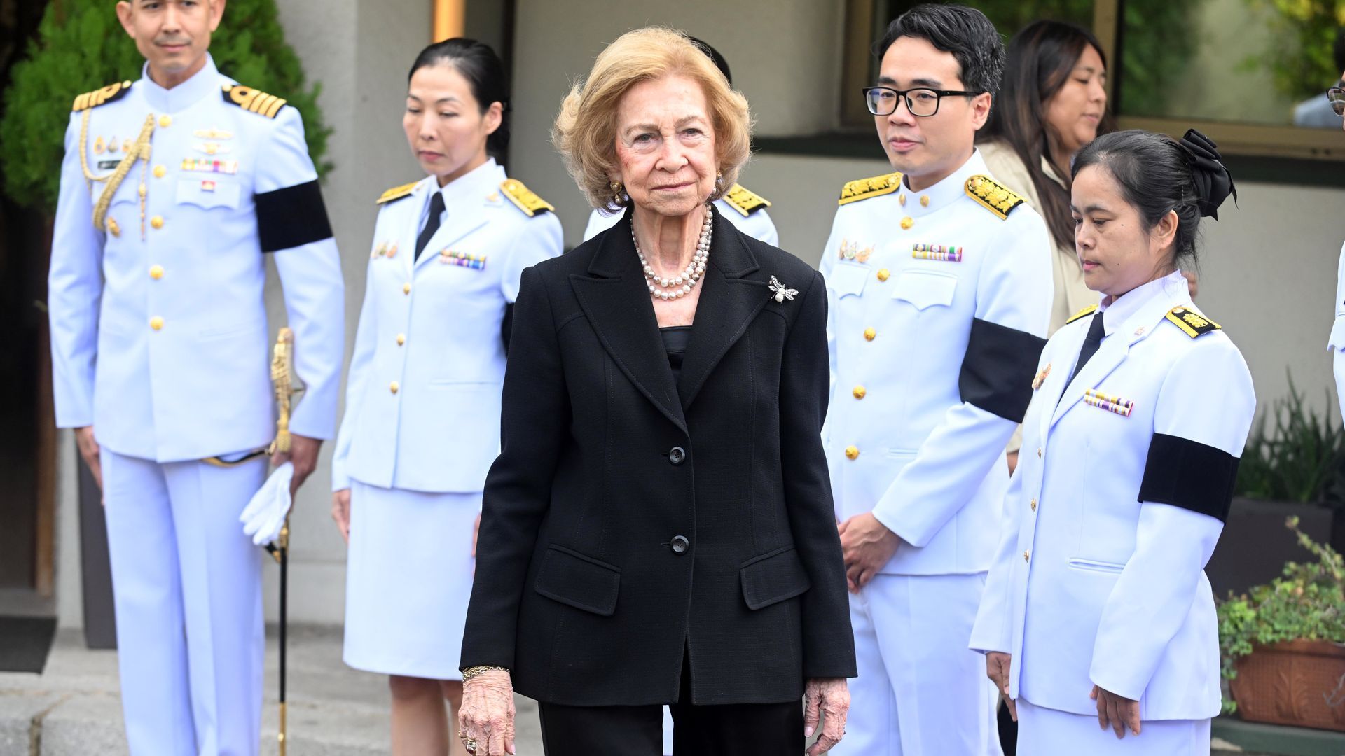 La reina Sofía firma en el libro de condolencias por la muerte de Sirikit de Tailandia