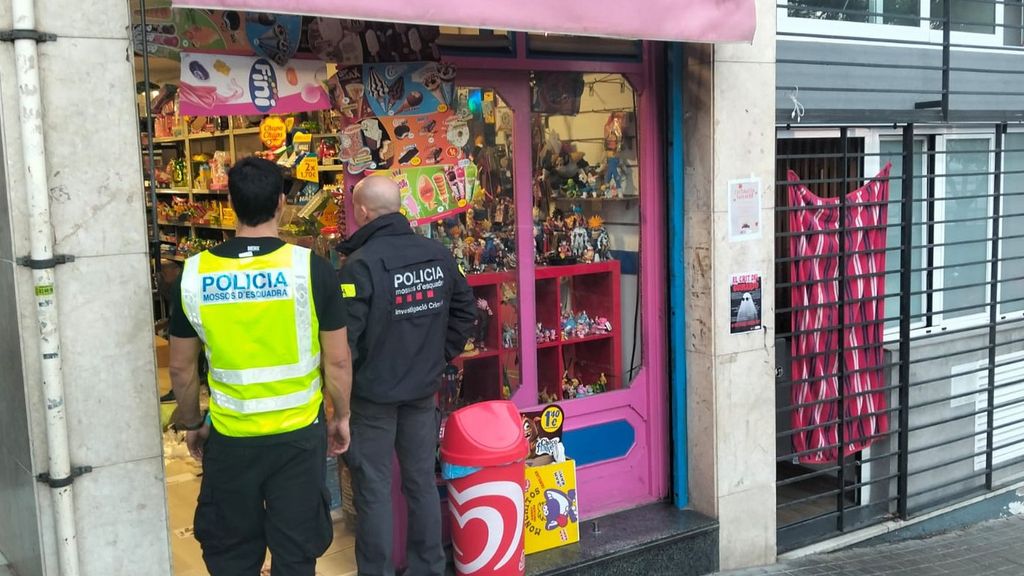Mossos en una tienda de golosinas donde vendían droga