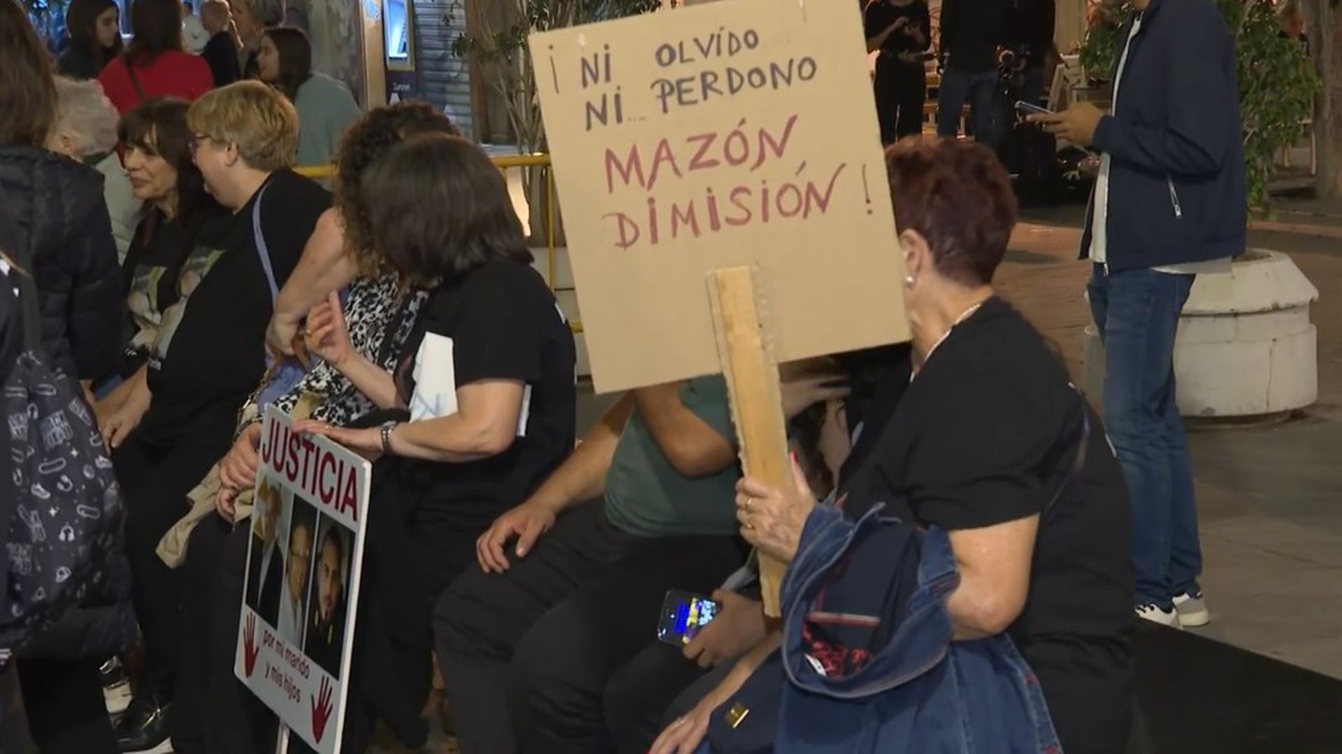 Víctimas de la DANA, ante el Palau para exigir la dimisión de Mazón: "Llega más de 365 días tarde"