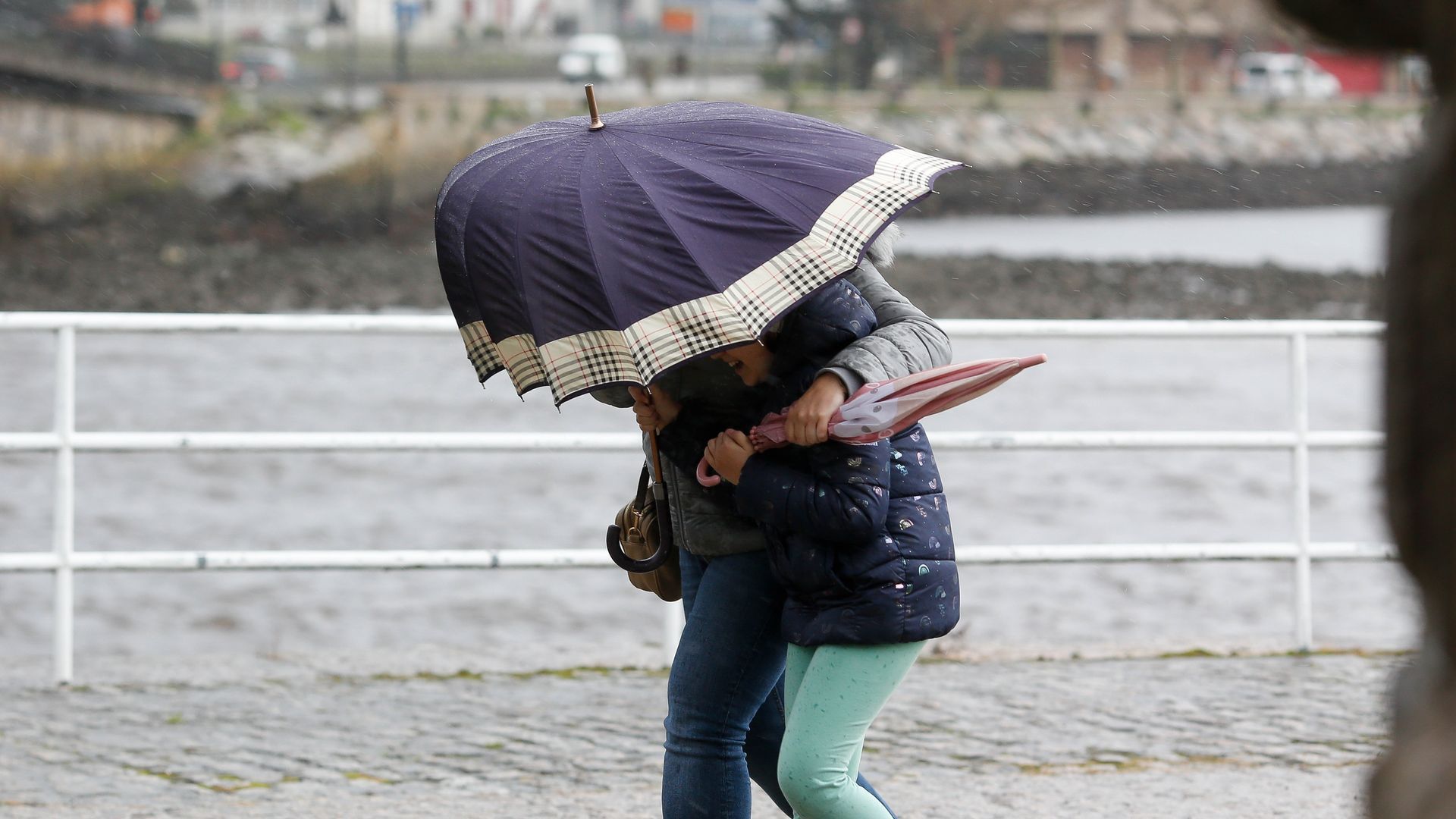 A Coruña y Pontevdra en alerta naranja: fuertes rachas de viento y un oleaje que supera los cinco metros