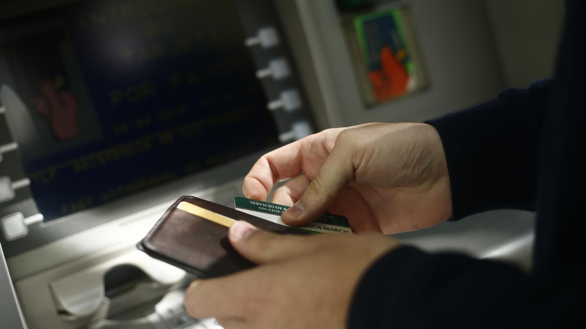 Archivo - banco, bancos, entidades financieras, comisión, comisiones, cajero, consumo, consumir, cajeros, sacar dinero, sacando dinero