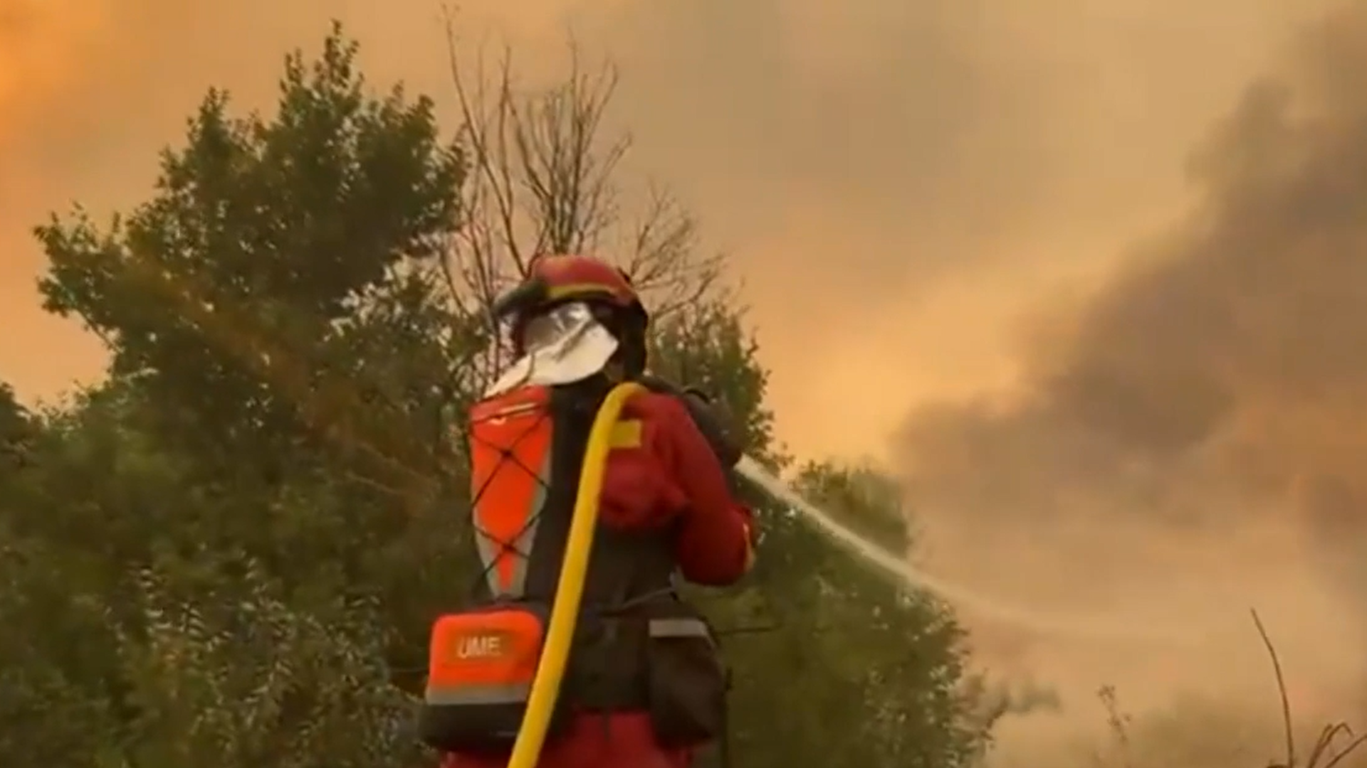 Bombero sofocando un incendio Bombero sofocando un incendio