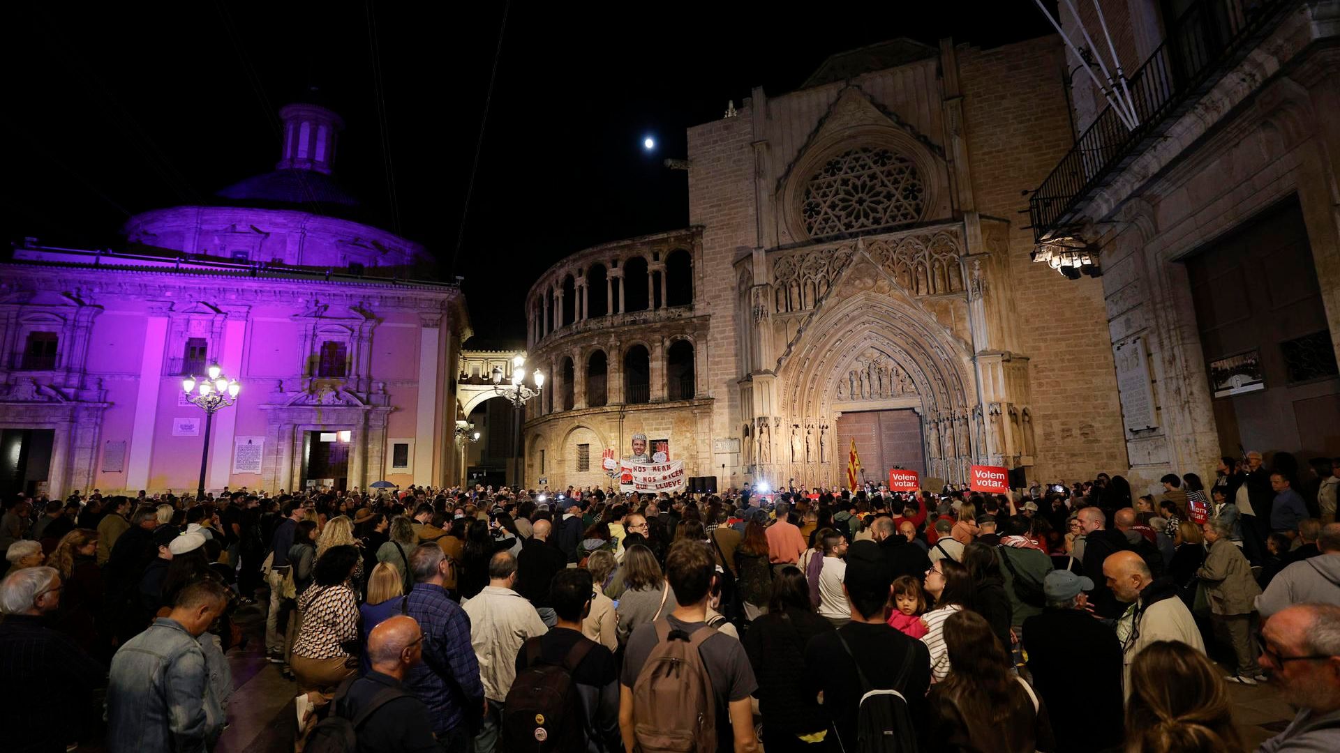Cientos de personas se concentran en Valencia tras la dimisión de Carlos Mazón: "Lo hemos tirado entre todos"