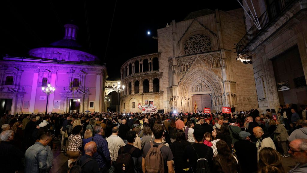 Cientos de personas se concentran en Valencia tras la dimisión de Carlos Mazón: "Lo hemos tirado entre todos"