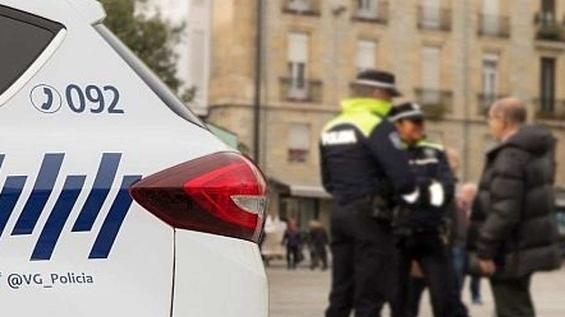 Detenida una mujer por agredir a su hija y a su pareja en Vitoria: les lanzó una botella y varios tablones