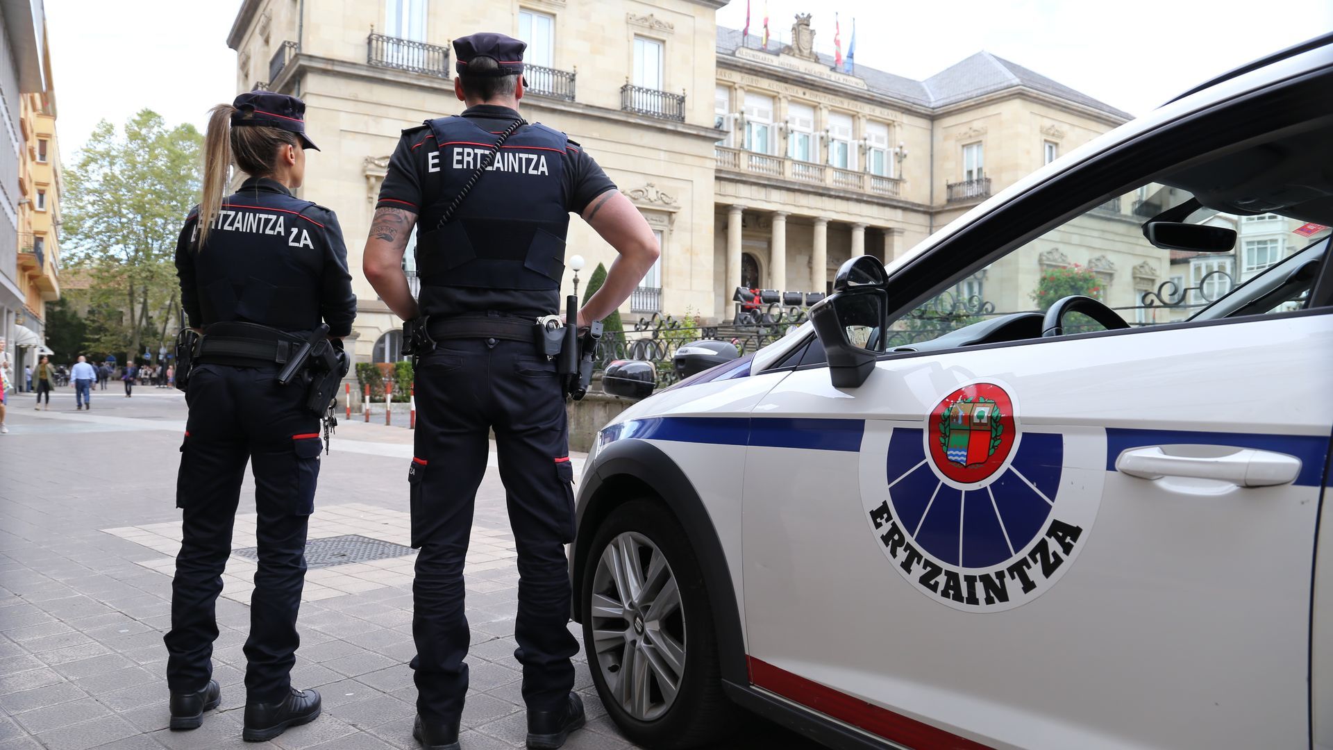 Dos agentes de la Ertzaintza