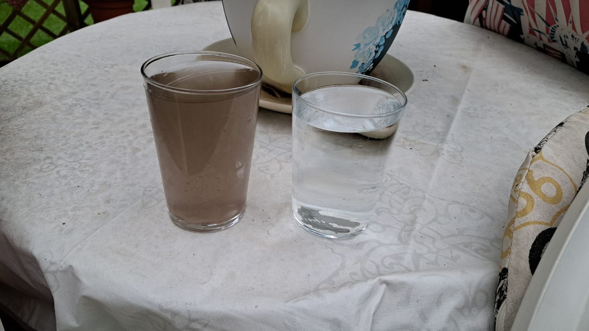 El agua en Valdeorras en estos momentos a causa del arrastre de cenizas por los incendios de este verano