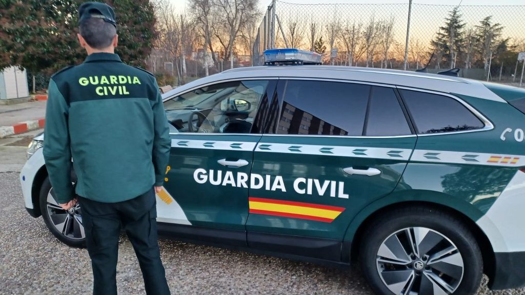 Imagen de archivo de un agente y un vehículo de la Guardia Civil
