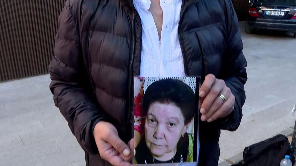 Juanjo, con la foto de su madre en la mano, tras dimitir Mazón: "Quiero cárcel"