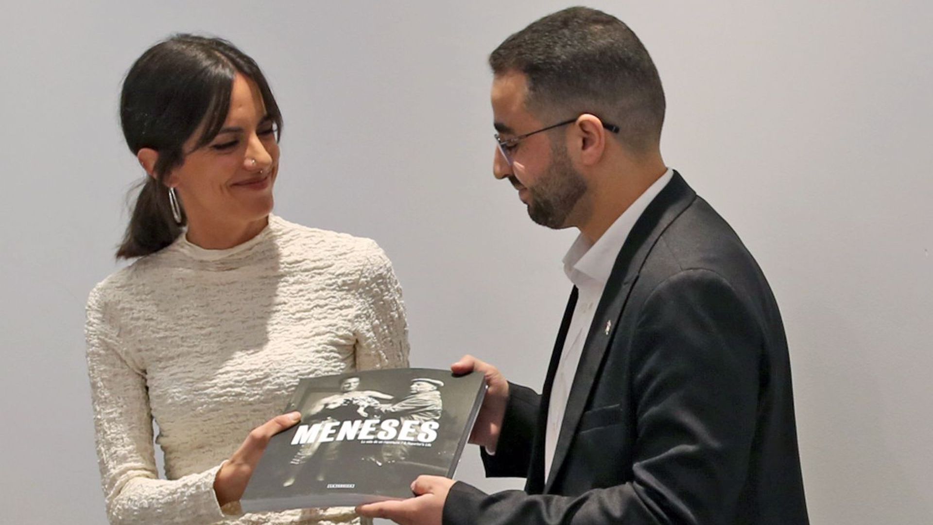 La reportera Blanca Rodríguez entregó el premio a Diaa Wirdian