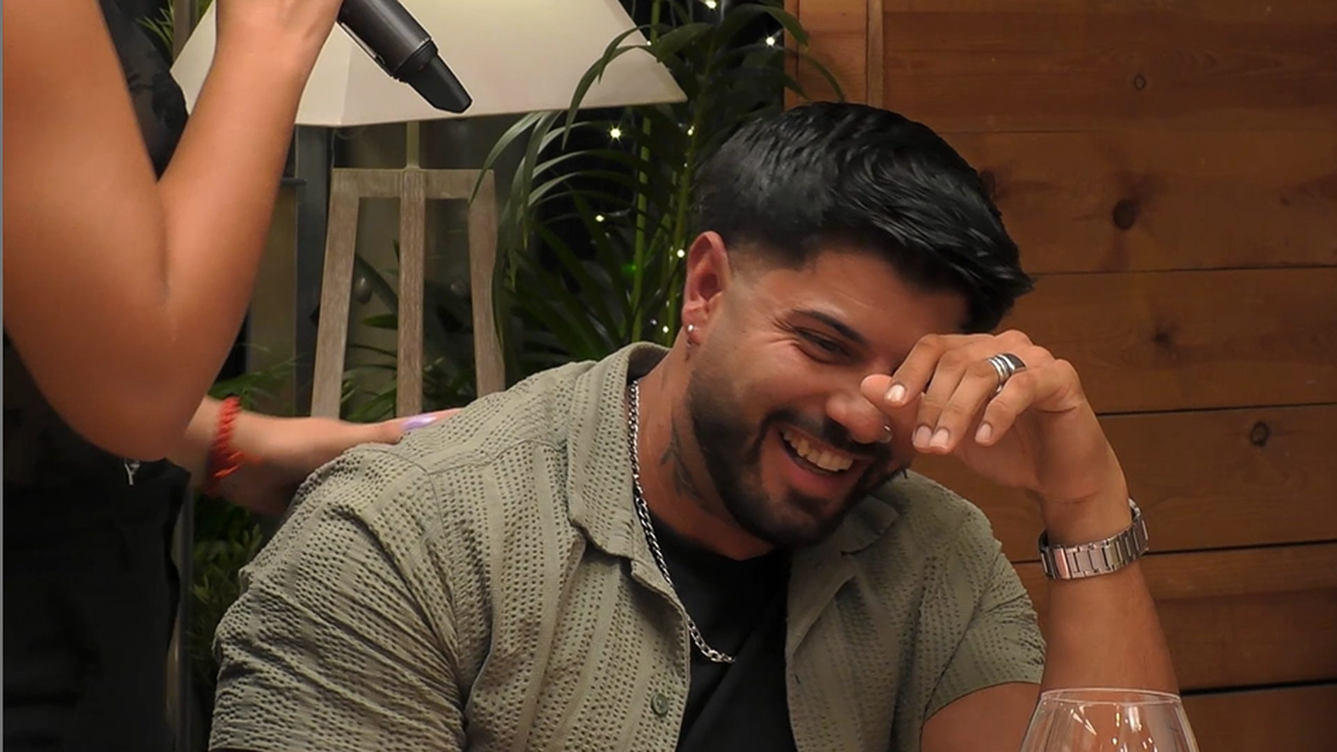 La sofocada reacción de un soltero ante la actuación de canto de su cita: “¿No hay un cuartito para esconderme?”