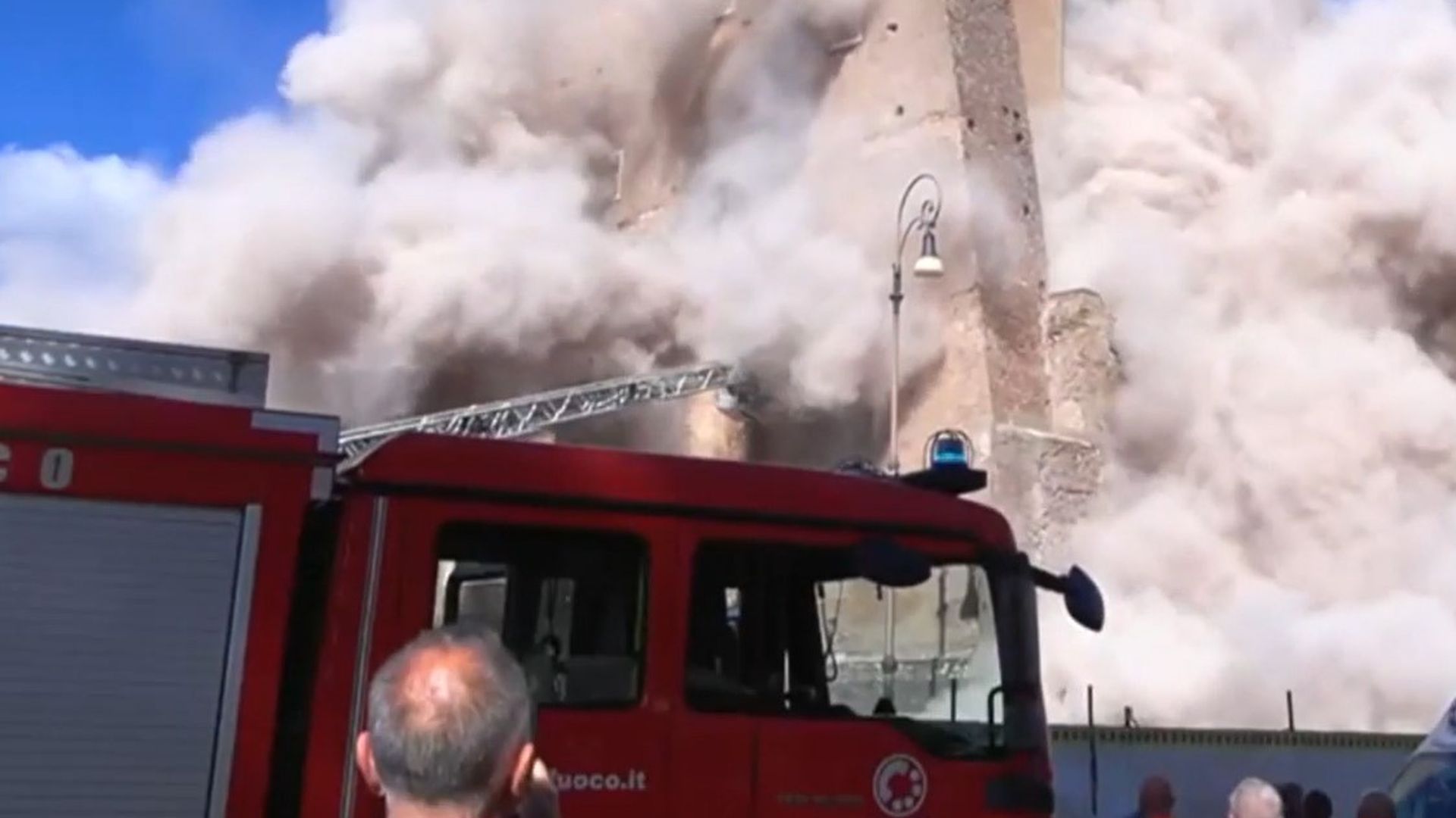 La torre dei Conti se derrumba