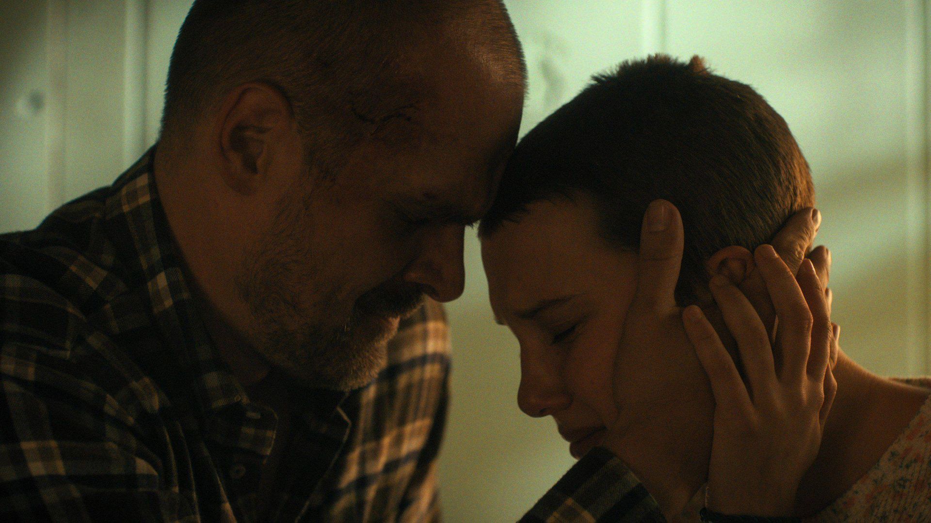 Millie Bobby Brown y David Harbour en la serie