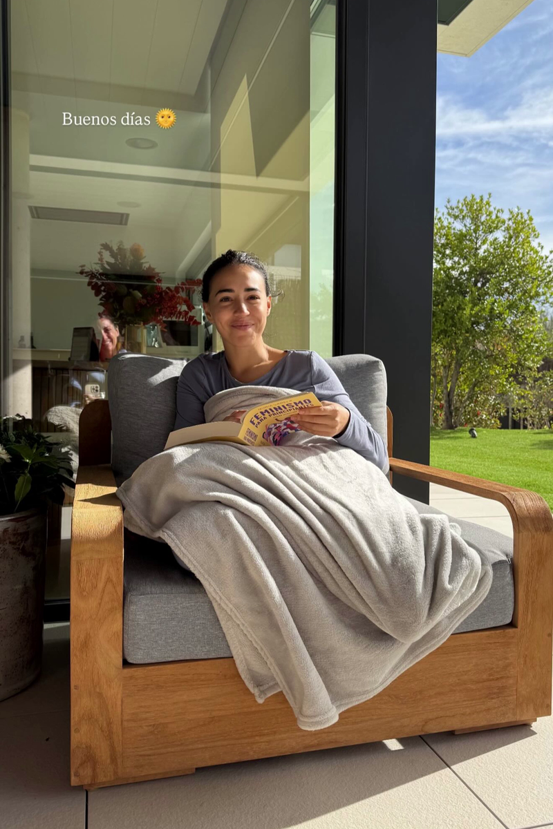 Nagore Robles, en el reflejo del cristal, fotografía a Carla Flila en su casa tras su reconciliación