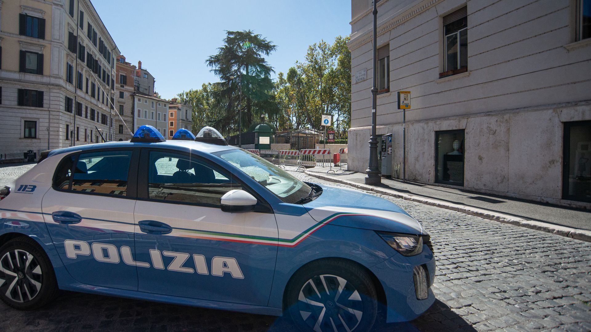 Rescatado con vida un obrero rumano atrapado 11 horas tras el derrumbe de una torre medieval en Roma