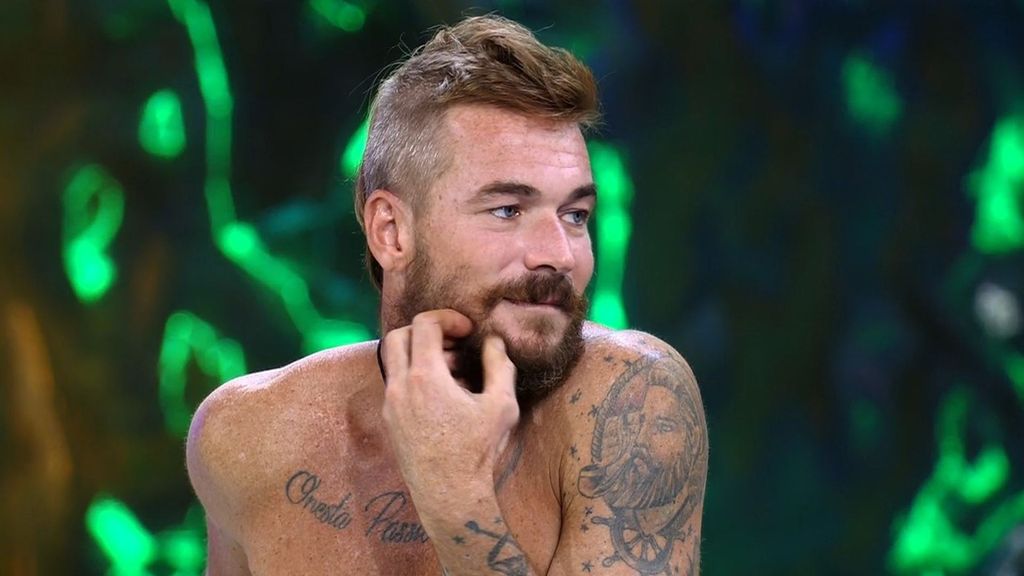 Tony Spina reacciona en 'Supervivientes All Stars' a unas imágenes de Marta Peñate y Noel Bayarri cuando la pareja se estaba conociendo: "Se dan un beso"