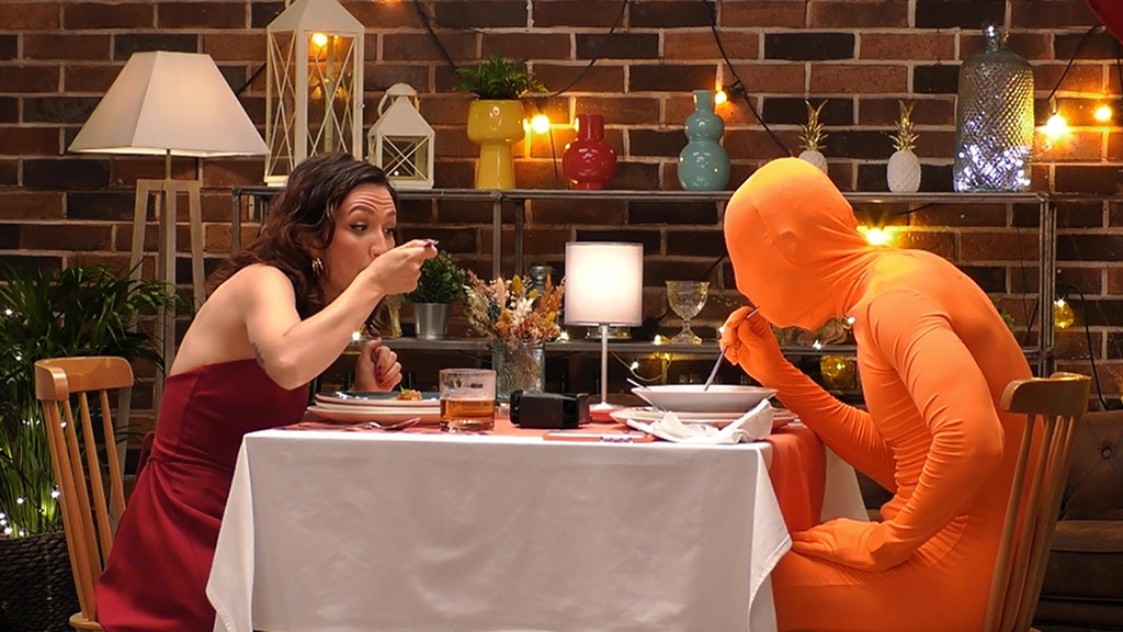 Una soltera se queda perpleja ante la forma de comer del Pasajero Zeta: “No me esperaba para nada esto”